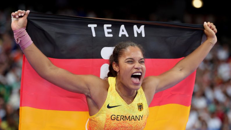 L'Allemande Yemisi Ogunleye a pris la tête du concours au sixième et dernier essai pour s'offrir l'or olympique du lancer du poids aux Jeux de Paris, vendredi soir au Stade de France. (Photo : Cameron Spencer/Getty Images)