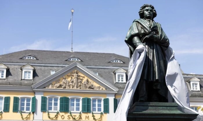 La statue de Ludwig von Beethoven dévoilée à Bonn, en Allemagne, le 14 août 2022. (Andreas Rentz/Getty Images)