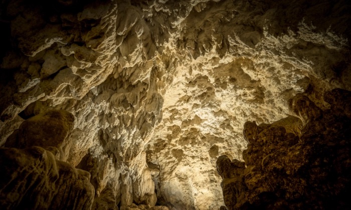Grotte de Liang Bua ou la grotte des hobbits à l'intérieur de l'île de Flores en Indonésie avec l'homo floresiensis