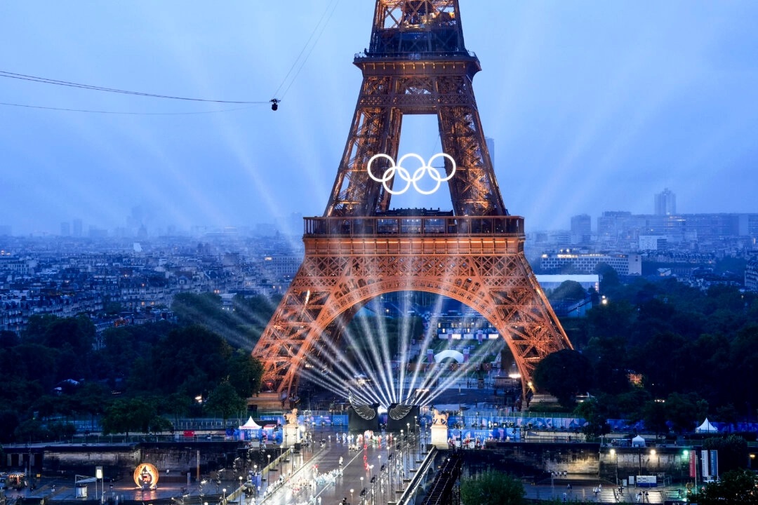 Les anneaux olympiques devraient rester sur la tour Eiffel au moins jusqu'en 2028