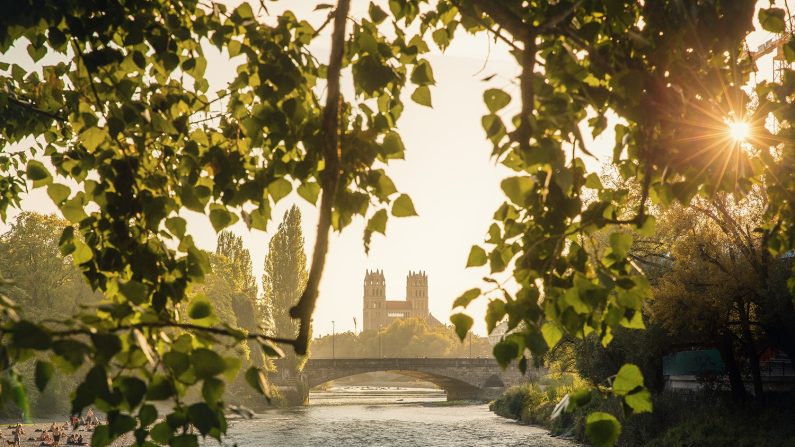 Vue de la rivière Isar, qui traverse Munich, en Allemagne, par un après-midi de fin d'été. (Cyril Gosselin/Moment/Getty Images)