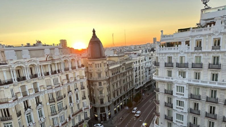 Les rues de Madrid sont calmes à l'approche du coucher du soleil. (Margot Black)