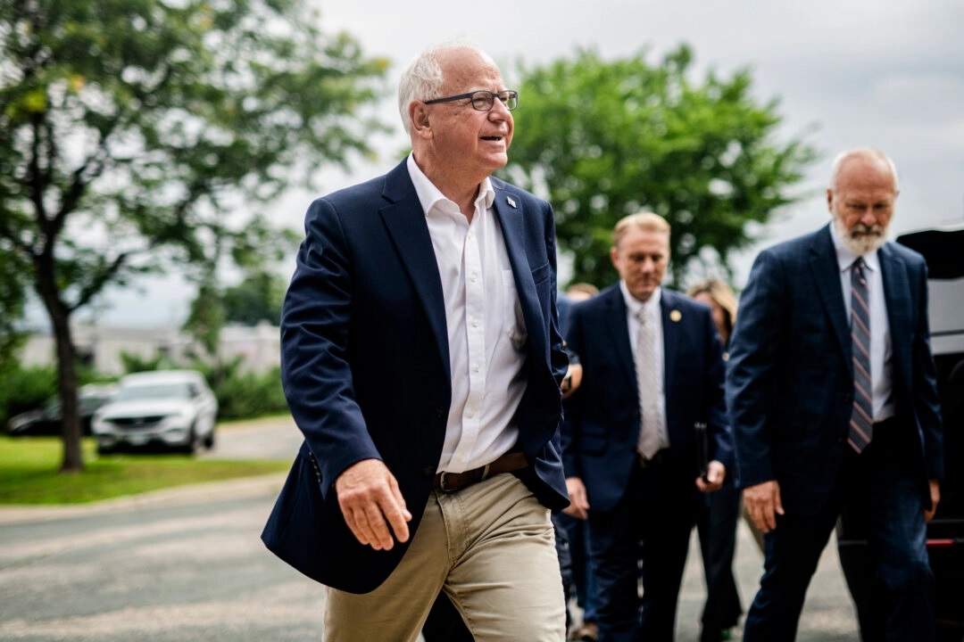 Élections américaines : Kamala Harris choisit le gouverneur du Minnesota Tim Walz comme colistier