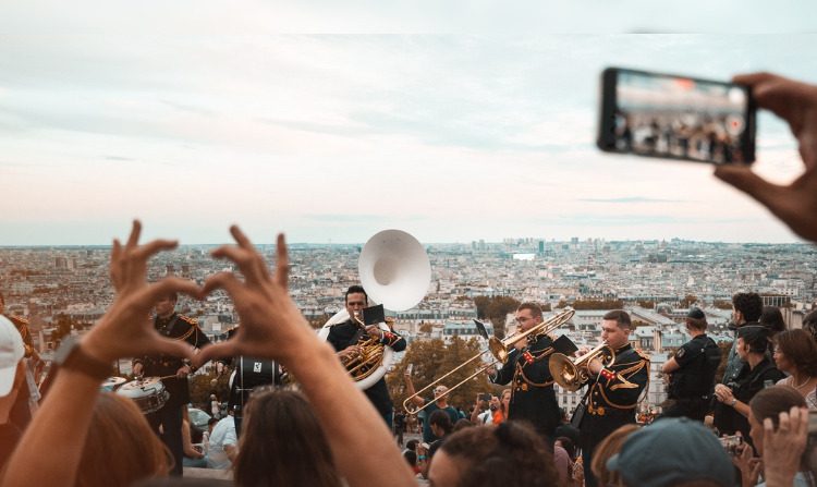 La Garde républicaine offre un concert improvisé à Montmartre le 7 août 2024.  (Capture d'écran Photo Facebook Gendarmerie nationale)