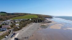 Au hasard d’une promenade sur la plage, une fille de 10 ans découvre des empreintes de dinosaures vieilles de 200 millions d’années