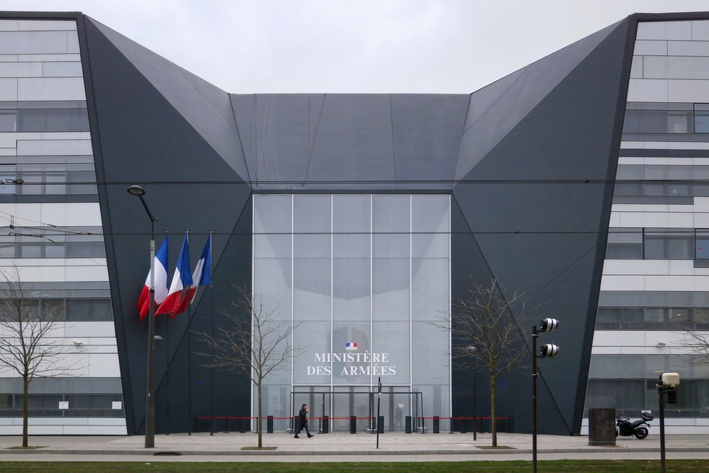 Paris : un gendarme de 20 ans se suicide par arme à feu au ministère des Armées