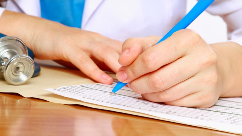 Suite à cette agression, la jeune femme hésite à reprendre le travail. (Photo : sheff/Shutterstock)