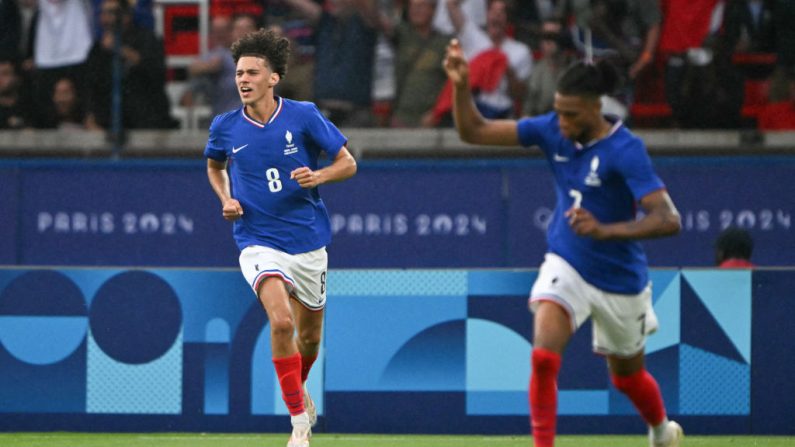 L'équipe de France Espoirs a battu la Bosnie (2-0) mardi au Mans et garde son sort entre ses mains, quatre jours après un nul contre la Slovénie (1-1), victorieuse de Chypre (2-0) et leader du groupe H de qualification pour l'Euro-2025. (Photo : LUIS ROBAYO/AFP via Getty Images)