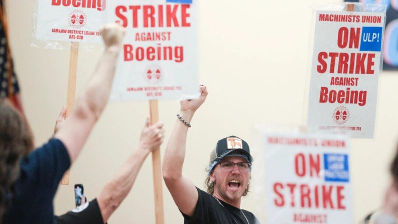 Les membres du syndicat réagissent alors que le président du district 751 des Machinistes de l'aérospatiale, Jon Holden (hors cadre), annonce que les membres du syndicat ont rejeté une proposition de contrat de Boeing et se mettront en grève, suite aux résultats du vote dans leur salle syndicale à Seattle, le 12 septembre 2024. (Jason Redmond/AFP via Getty Images)