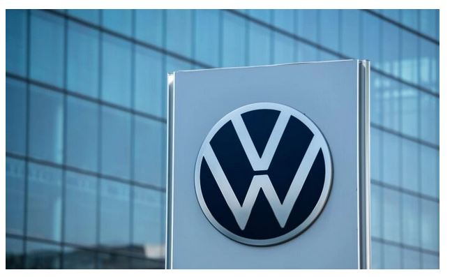 Le logo du constructeur automobile allemand Volkswagen à « Die Gläserne Manufaktur » (l'usine transparente) à Dresde, dans l'est de l'Allemagne, le 11 septembre 2020 (Jens Schlueter/AFP via Getty Images)