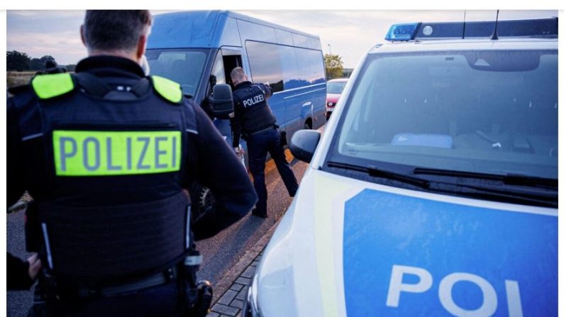 Des agents de la police fédérale allemande (Bundespolizei) arrêtent une camionnette près de la frontière avec la Pologne, dans l'est de l'Allemagne, le 11 octobre 2023. (Jens Schlueter/AFP via Getty Images)