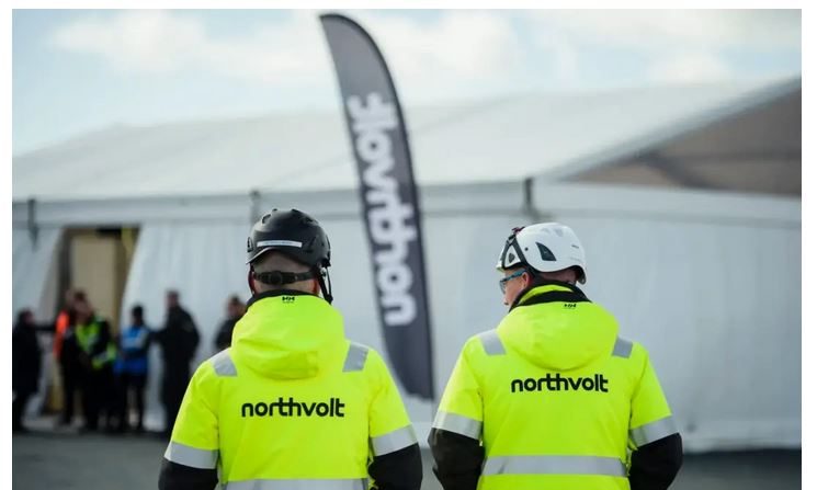 Des employés de Northvolt sur le site de sa nouvelle usine de batteries pour les voitures électriques à Lohe-Rickelshof, en Allemagne, le 25 mars 2024 (Gregor Fischer/Getty Images)