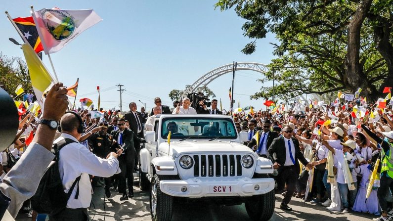 Le pape François salue les fidèles catholiques massés dans les rues après son arrivée à Dili, au Timor oriental, le 9 septembre 2024. (Yasuyoshi Chiba/AFP via Getty Images)