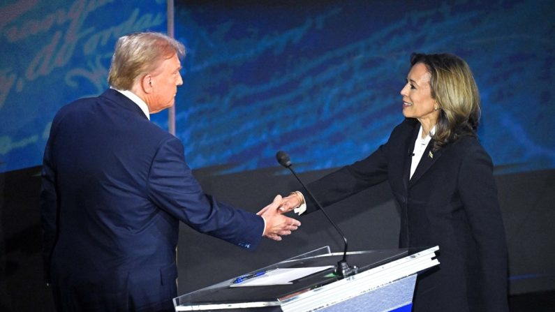 L'ancien président Donald Trump et la vice-présidente Kamala Harris se serrent la main avant le débat présidentiel au National Constitution Center à Philadelphie le 10 septembre 2024. (Saul Loeb/AFP via Getty Images)