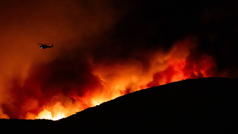 Un hélicoptère vole près de l'incendie Airport Fire qui sévit à Trabuco Canyon, en Californie, le 10 septembre 2024. (John Fredricks/Epoch Times)