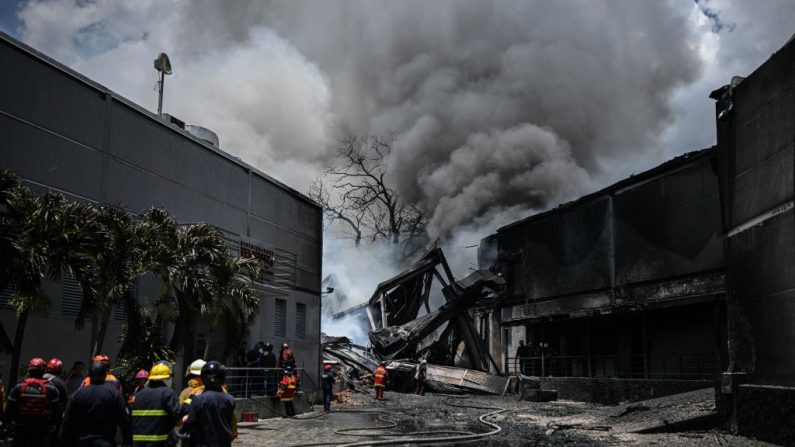 Des pompiers éteignent un incendie dans une usine de motos Yamaha à Caracas, au Venezuela, le 6 septembre 2024. (Federico Parra/AFP via Getty Images)