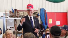 Joe Biden avec une casquette Donald Trump, image surprenante d’une folle campagne