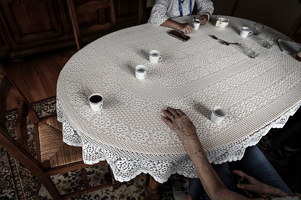 La mairie d'Oyonnax, qui suit chaque été quelque 200 personnes âgées en cas de canicule, dédie désormais un agent municipal pour leur rendre régulièrement visite et ainsi lutter contre leur solitude. (Photo JEAN-PHILIPPE KSIAZEK/AFP via Getty Images)