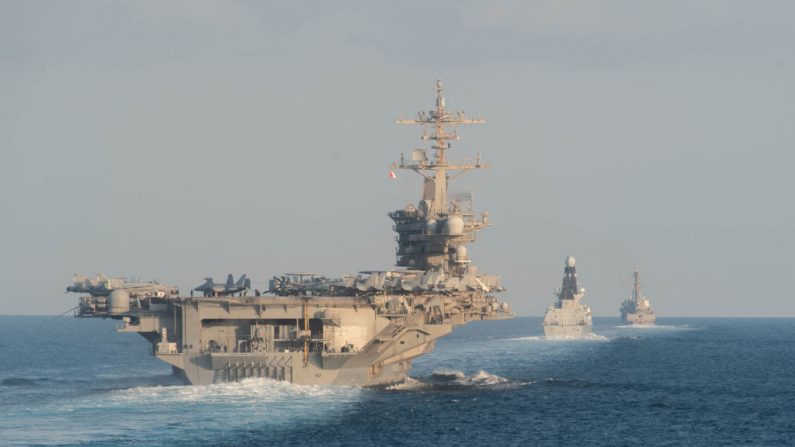 Le porte-avions USS Abraham Lincoln (à g.), le destroyer de défense aérienne de la Royal Navy HMS Defender et le destroyer lance-missiles USS Farragut traversent le détroit d'Ormuz le 19 novembre 2019. (Zachary Pearson- U.S. Navy via Getty Images)