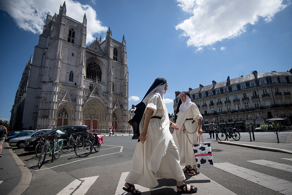 Des sœurs catholiques marchent devant la cathédrale Saint-Pierre-et-Saint-Paul de Nantes en 2020. (LOIC VENANCE/AFP via Getty Images)