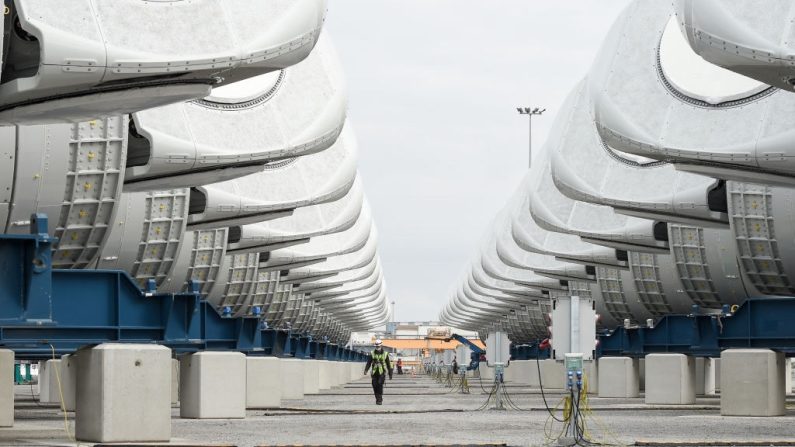 Les nacelles d'éoliennes de General Electric pour la construction d'un parc éolien au large de Saint-Nazaire, à Saint-Nazaire, le 21 septembre 2021. (SEBASTIEN SALOM-GOMIS/AFP via Getty Images)