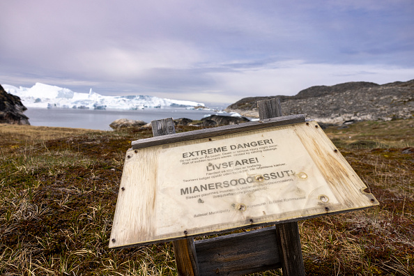 Un panneau d'avertissement sur les risques de tsunamis dus au vêlage d'icebergs est visible dans l'ouest du Groenland, à Ilulissat, le 29 juin 2022. Illustration. (ODD ANDERSEN/AFP via Getty Images)