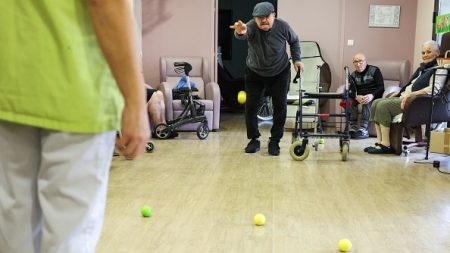 Étudiant à Nanterre, il habite un logement avec piscine dans une résidence pour seniors, et ne paye pas de loyer