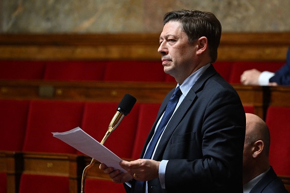 Le député de droite Les Républicains (LR) Jean-Louis Thieriot auprès du ministre des Armées et des Anciens combattants. (EMMANUEL DUNAND/AFP via Getty Images)