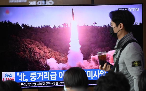  Images d'un essai de missile nord-coréen, dans une gare de Séoul, le 13 avril 2023. - La Corée du Nord a tiré un missile balistique le 13 avril 2023, selon l'armée de Séoul. (Photo JUNG YEON-JE/AFP via Getty Images) 