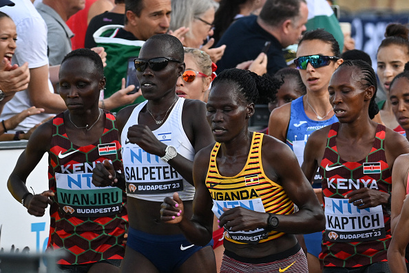 Rebecca Cheptegei (3e de g. à  dr.) à la finale du marathon féminin lors des Championnats du monde d'athlétisme à Budapest, le 26 août 2023. (Photo FERENC ISZA/AFP via Getty Images)