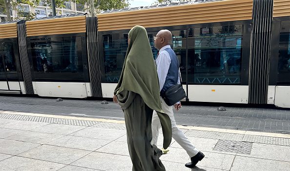 Le Conseil d’État confirme l’interdiction de l’abaya à l’école