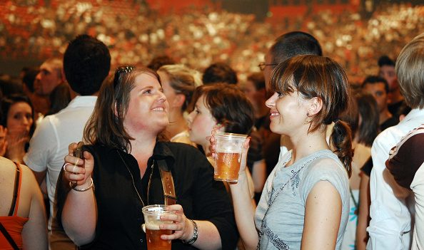 Alcool chez les jeunes : les réseaux sociaux accusés de pousser à la consommation