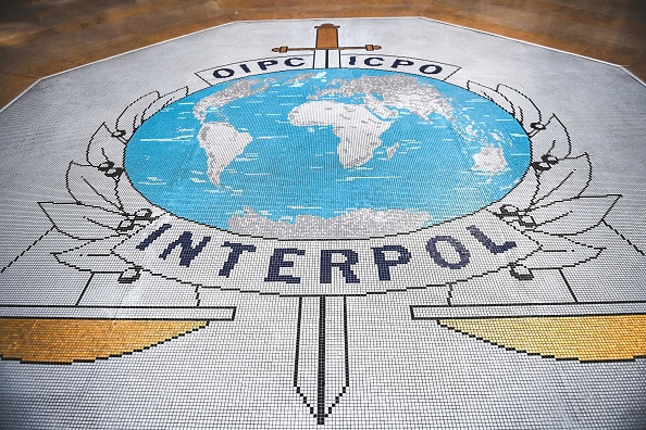 Cette photographie prise à Lyon, dans l'est de la France, le 5 septembre 2023, montre le logo de l'Organisation internationale de police criminelle, connue sous le nom d'Interpol, affiché dans le hall du siège. (Photo OLIVIER CHASSIGNOLE / AFP) 