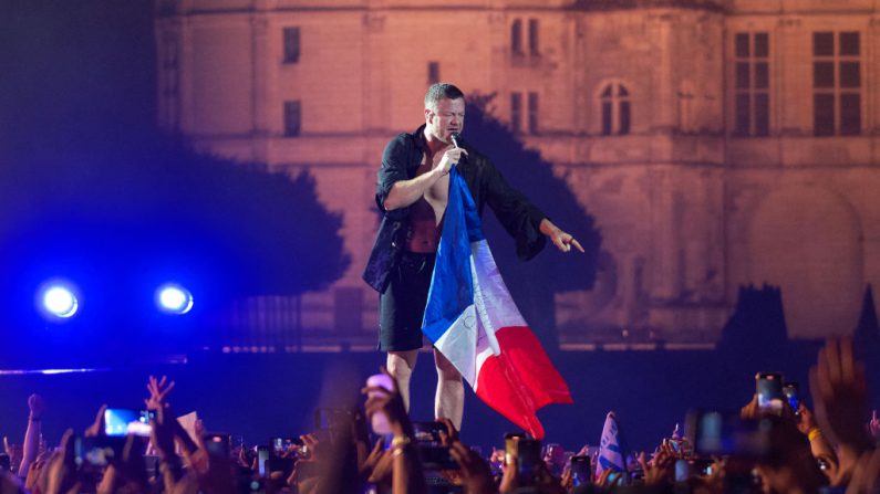 Le chanteur du groupe Imagine Dragons, Dan Reynolds, devant le château de Chambord, le 8 septembre 2023. (Photo : GUILLAUME SOUVANT/AFP via Getty Images)