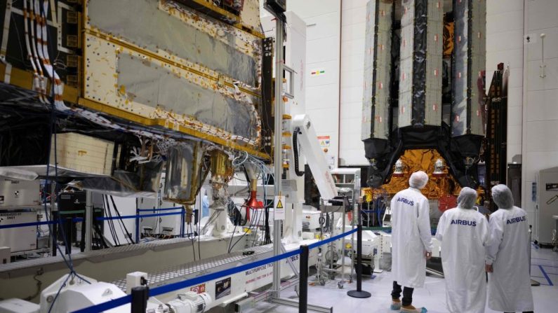 Des employés d'Airbus devant les satellites météorologiques MetOp-SG A (G) et MetOp-SG B (D) MetOp-SG (Meteorological Operational Satellite - Second Generation) dans la salle blanche de la branche défense et espace de l'entreprise, le 10 novembre 2023 à Toulouse. (Crédit photo LIONEL BONAVENTURE/AFP via Getty Images)