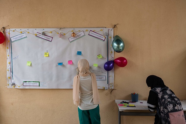 Des élèves pendant une pause au lycée Averroès de Lille. (SAMEER AL-DOUMY/AFP via Getty Images)