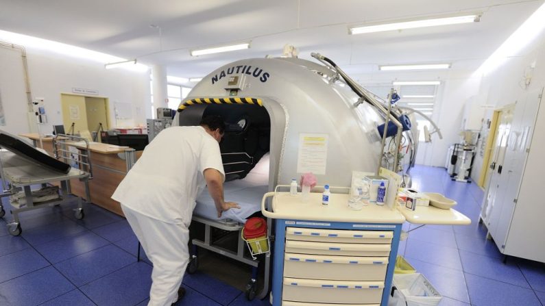 Un technicien prépare un caisson hyperbare dans une unité de soins intensifs au CHU d'Angers, à Angers, dans l'ouest de la France, le 24 octobre 2013. (JEAN-SEBASTIEN EVRARD/AFP via Getty Images)