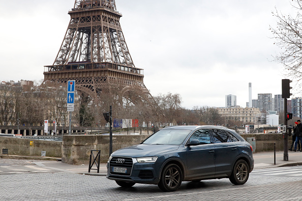 SUV à Paris : la hausse du prix du stationnement réajustée pour les hybrides