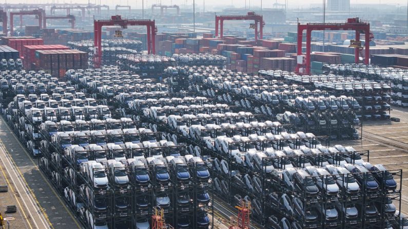 
Des voitures électriques chinoises attendent d'être chargées sur un conteneur au port de Taicang à Suzhou, dans la province chinoise du Jiangsu (est), le 8 février 2024. (STR/AFP via Getty Images)