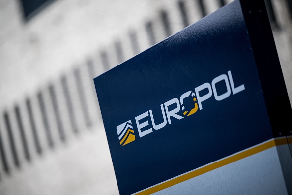 Devant le siège d'Europol, l'alliance de la police de l'Union européenne et d'une organisation de recherche multinationale, à La Haye, Pays-Bas.  
(Photo JASPER JACOBS/BELGA MAG/AFP via Getty Images)