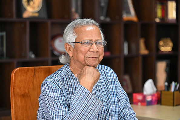 Cette photo prise le 29 février 2024 montre le lauréat bangladais du prix Nobel de la paix, Muhammad Yunus, lors d'une interview avec l'AFP dans son bureau à Dhaka. (Photo by MUNIR UZ ZAMAN/AFP via Getty Images)