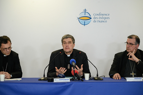 Mgr Eric de Moulins-Beaufort (C), évêque de Reims et président de la Conférence des évêques de France (CEF), Mgr Emmanuel Gobilliard (G), évêque de Digne, et Mgr Jean-Marc Micas (D), évêque de Tarbes-Lourdes, assistent à une conférence de presse le dernier jour de l'assemblée plénière des évêques, à Lourdes, dans le sud-ouest de la France, le 22 mars 2024. (Photo  ED JONES/AFP via Getty Image)