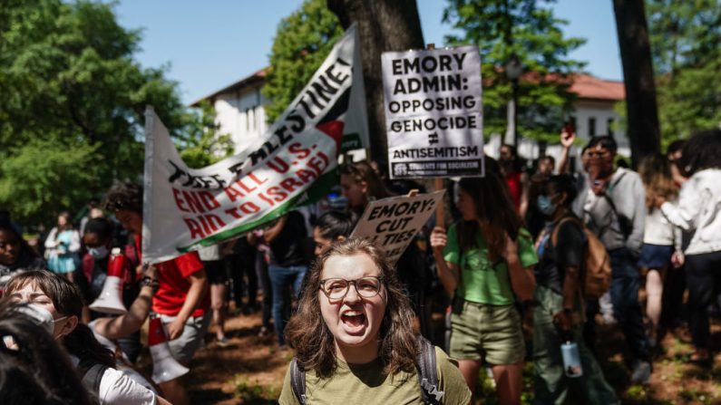 Des étudiants chantent lors d'une manifestation pro-palestinienne contre la guerre à Gaza à l'Université Emory, le 25 avril 2024, à Atlanta, en Géorgie. Les campus universitaires américains se sont préparés à de nouvelles manifestations d'étudiants pro-palestiniens, prolongeant une semaine de confrontations de plus en plus vives avec la police, d'arrestations massives et d'accusations d'antisémitisme. (ELIJAH NOUVELAGE/AFP via Getty Images)