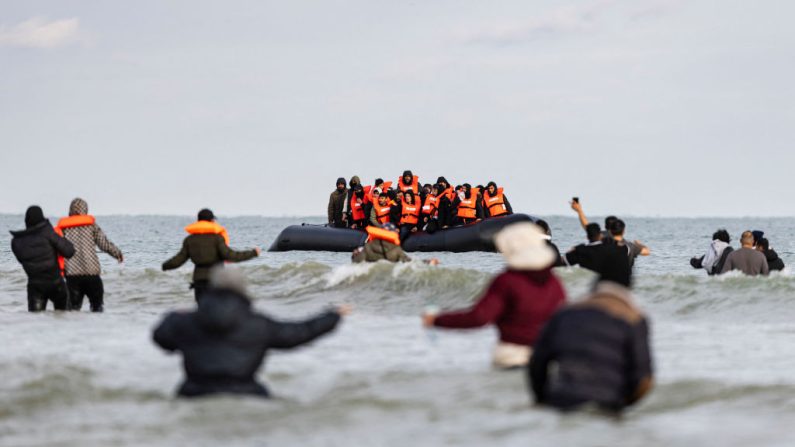 
Des migrants sur le bateau d'un passeur qui tente de traverser la Manche, sur la plage de Gravelines, près de Dunkerque, dans le nord de la France, le 26 avril 2024. (SAMEER AL-DOUMY/AFP via Getty Images)