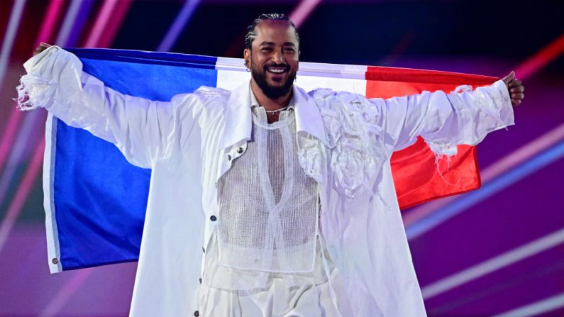 Le chanteur français Slimane Nebchi représentant la France avec la chanson « Mon amour » pose au début de la finale du 68e Concours Eurovision de la Chanson (ESC) le 11 mai 2024 à la Malmo Arena à Malmo, Suède. (Crédit photo TOBIAS SCHWARZ/AFP via Getty Images)