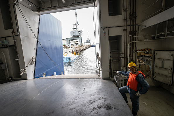 Un membre de l'équipage travaille sur le nouveau navire baleinier japonais, le Kangei Maru, en mai 2024. (YUICHI YAMAZAKI/AFP via Getty Images)