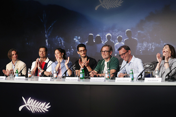 (De g. à dr.) Dimitri Rassam, Laurent Lafitte, Anaïs Demoustier, Pierre Niney, Matthieu Delaporte, Alexandre de La Patellière et Anamaria Vartolomei assistent à la conférence de presse du film « Le Comte De Monte-Cristo » lors du 77ème Festival de Cannes au Palais des Festivals le 23 mai 2024 à Cannes. (Pool/Getty Images)