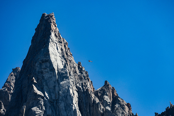 Un hélicoptère de la sécurité civile survole le Mont-Blanc du Tacul (Haute Savoie). (DENIS CHARLET/AFP via Getty Images)