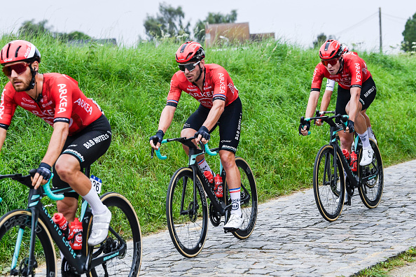 Des coureurs de l'équipe Arkea B&B Hotels. (Photo MARC GOYVAERTS/Belga/AFP via Getty Images)