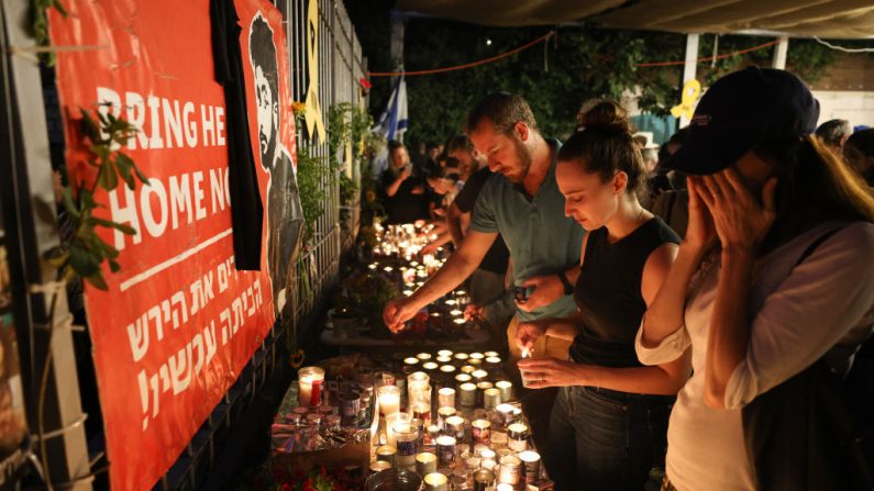 Des personnes assistent à une veillée aux chandelles accompagnée de prières pour l'otage israélien tué Hersh Goldberg-Polin à Jérusalem le 1er septembre 2024, après qu'Israël a annoncé que ses troupes avaient trouvé six otages morts dans un tunnel de Gaza. (AHMAD GHARABLI/AFP via Getty Images)